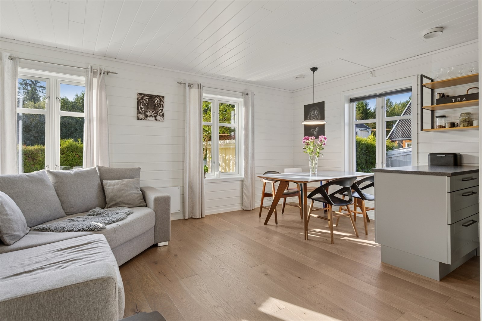 Stuen er lys og innbydende med store vindusflater som gir godt med lys inn. Galleribilde