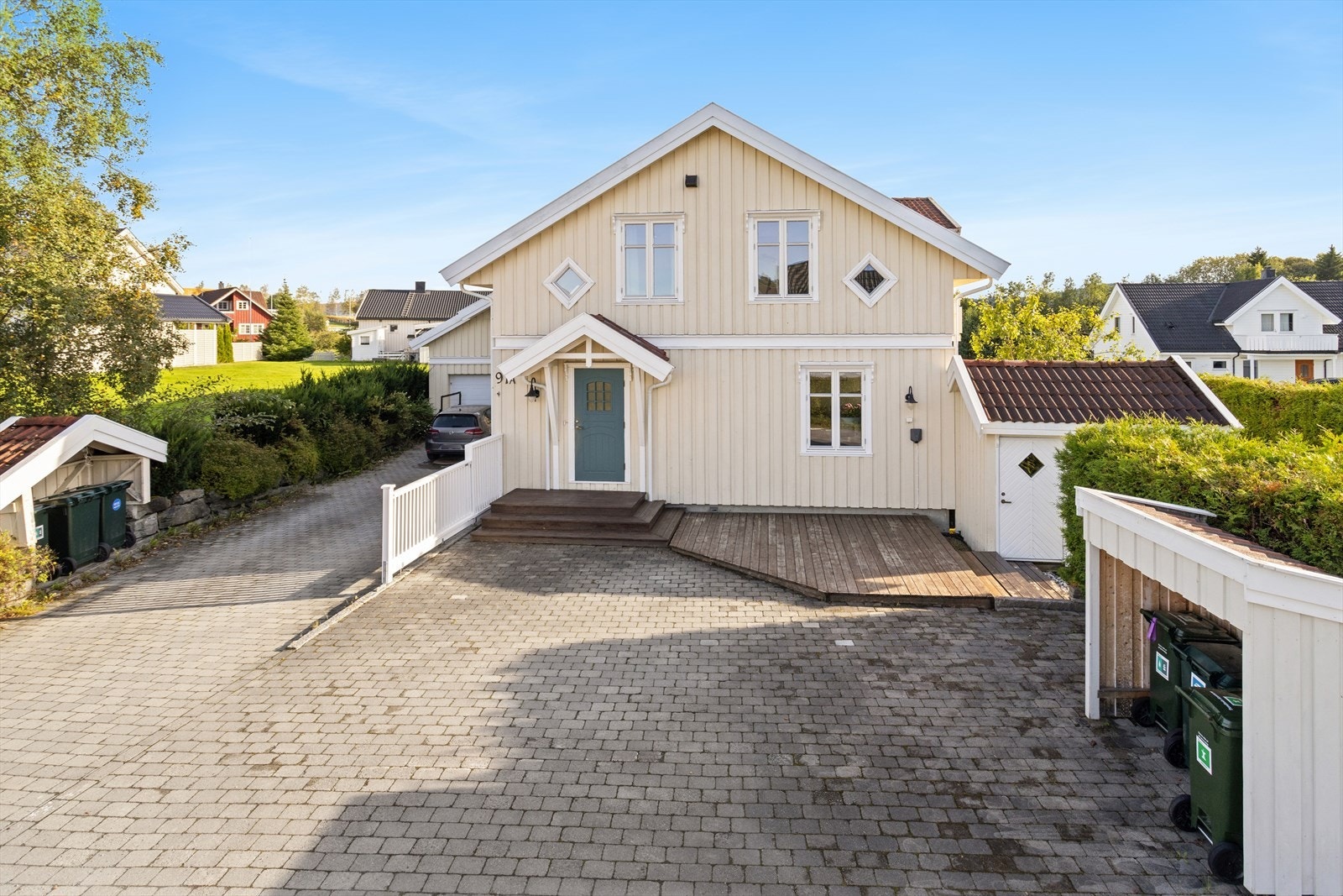 Enkel adkomst til boligen med brosteinsbelagt innkjørsel og terrasseplatting ved inngangen. Galleribilde