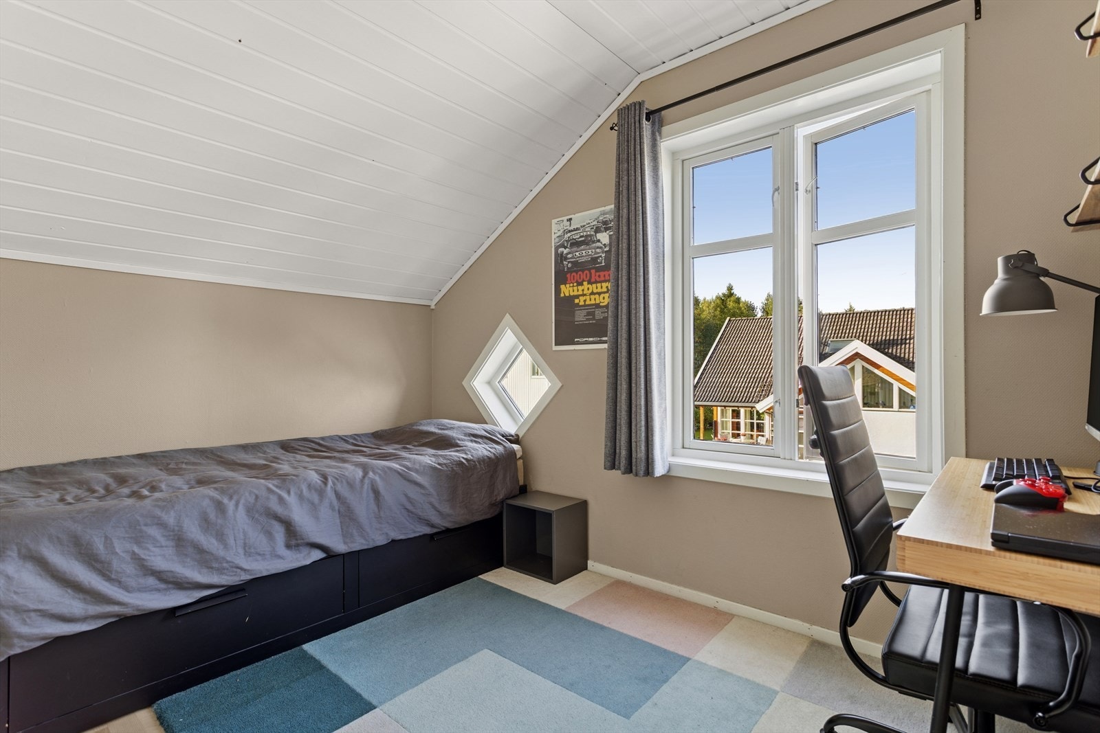 Soverom nr 2. i 2. etasje med god plass til seng og tilhørende møbler. Galleribilde