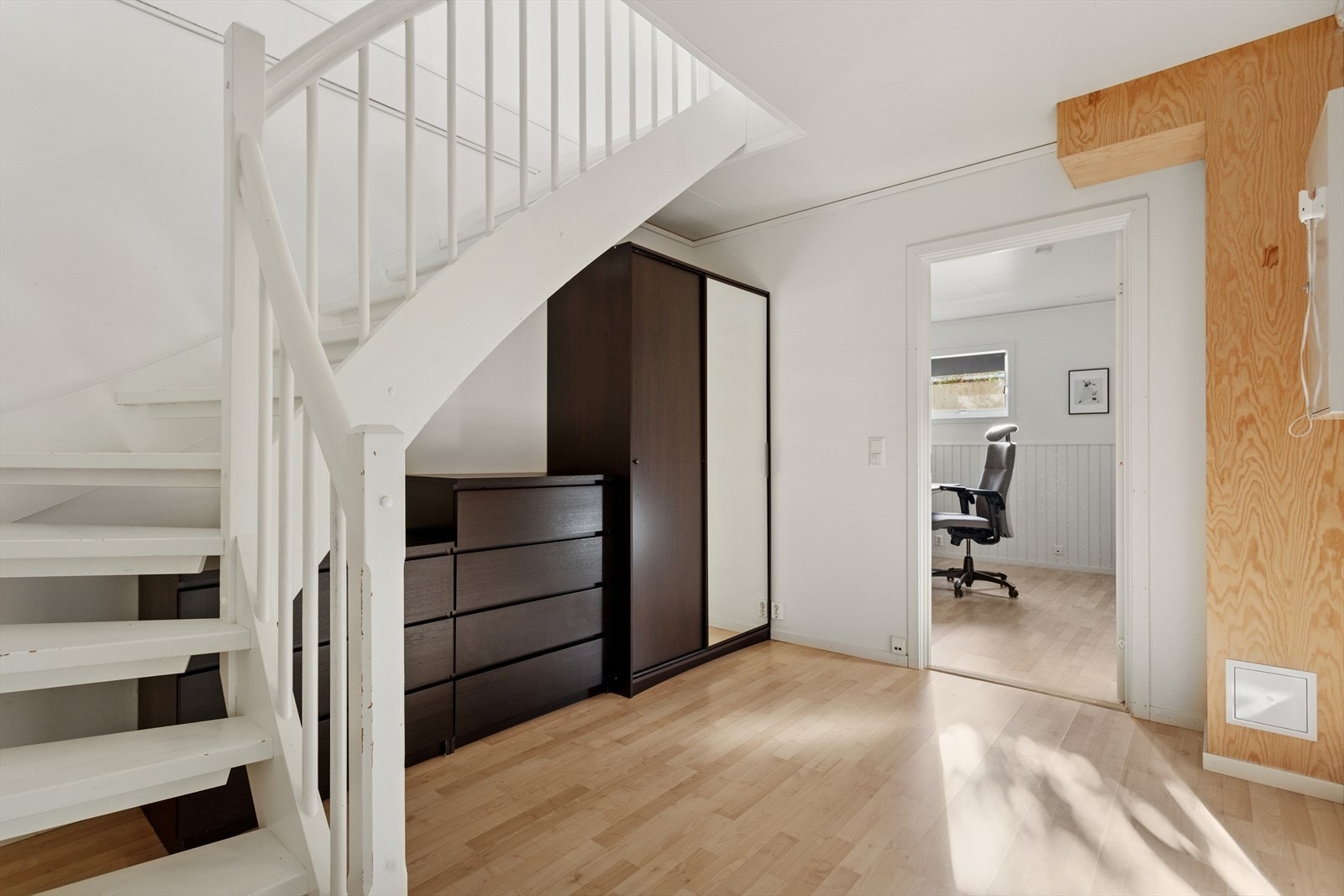 Underetasjen har gode oppbevaringsmuligheter Galleribilde