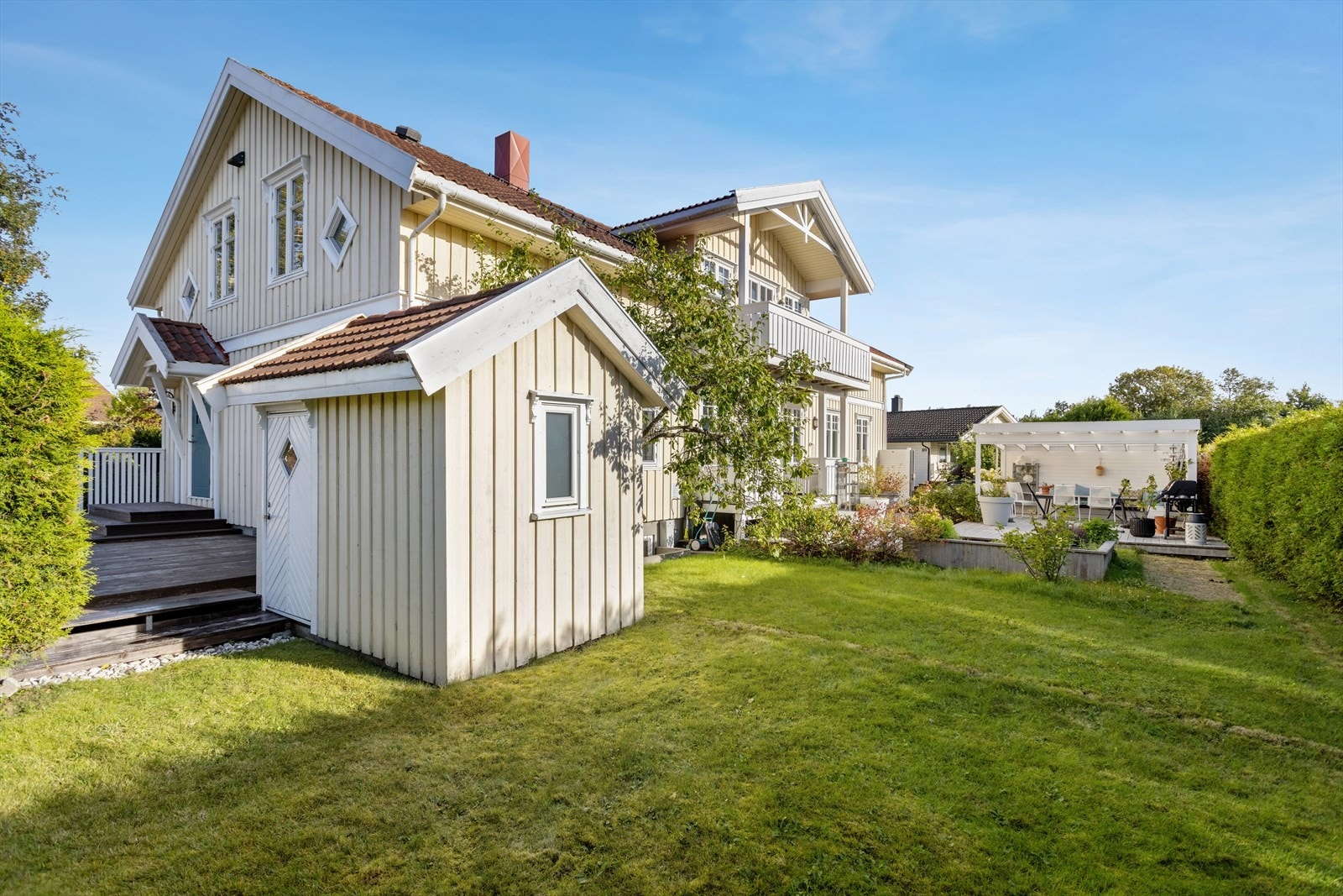 Pen hage med plen og beplantning. Galleribilde