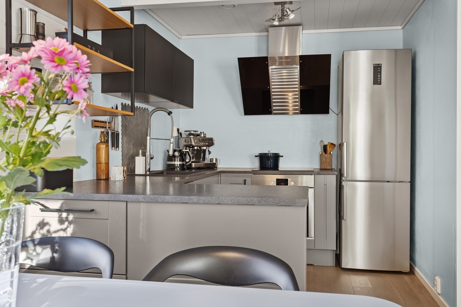 Hvitevarer som oppvaskmaskin, platetopp og stekeovn er integrert i innredningen. Galleribilde