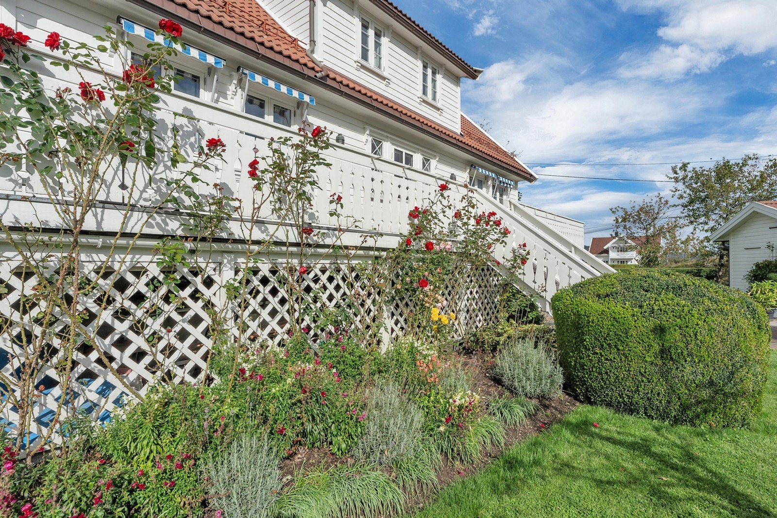 Utenfor eneboligen er det et nydelig blomsterbed. Galleribilde