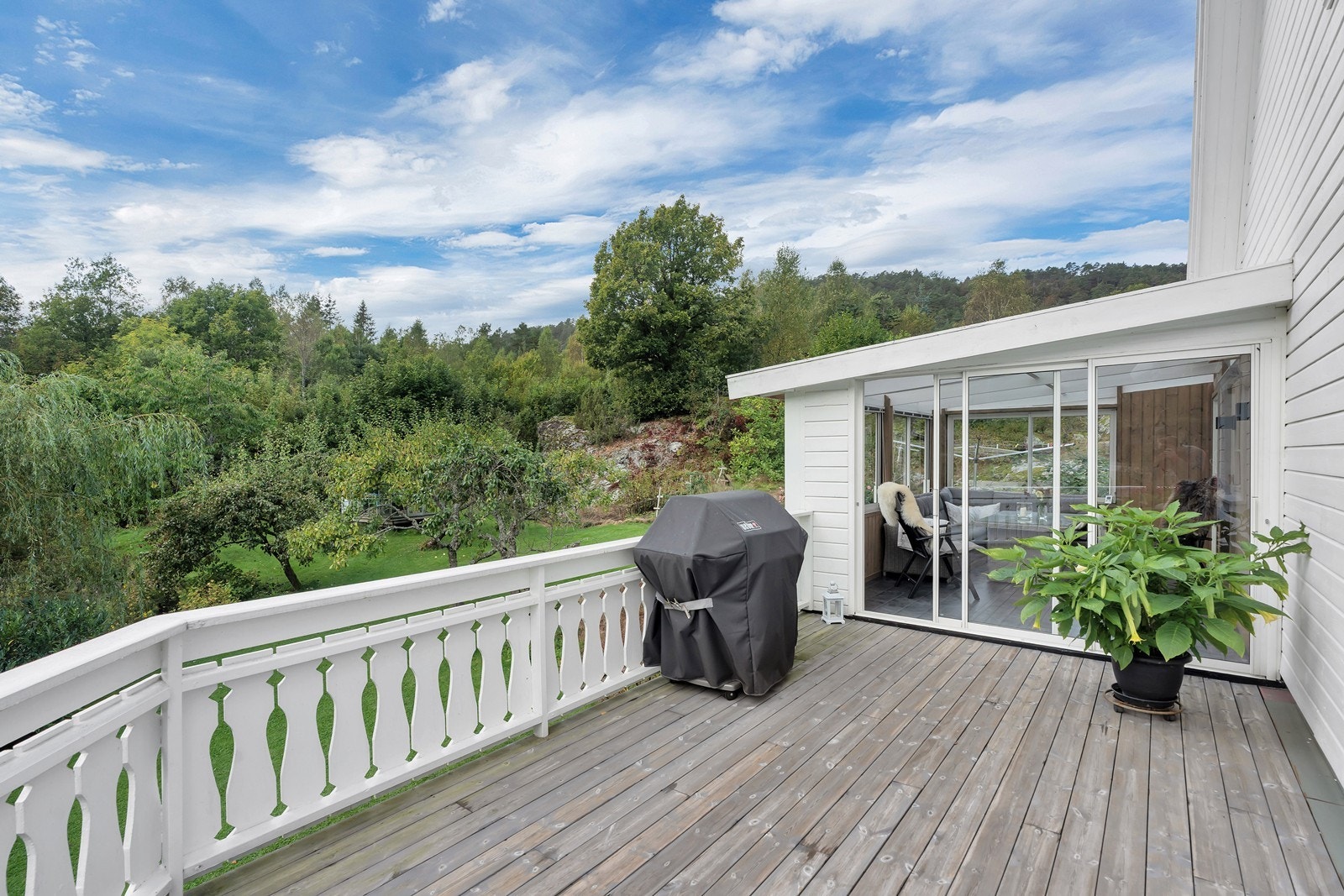 Veranda med koselig hagestue. Galleribilde
