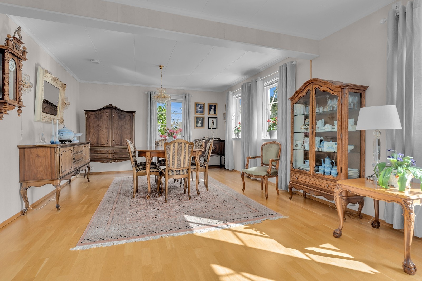 I spiseområdet er det god plass til både spisebord og sittegrupper. Galleribilde