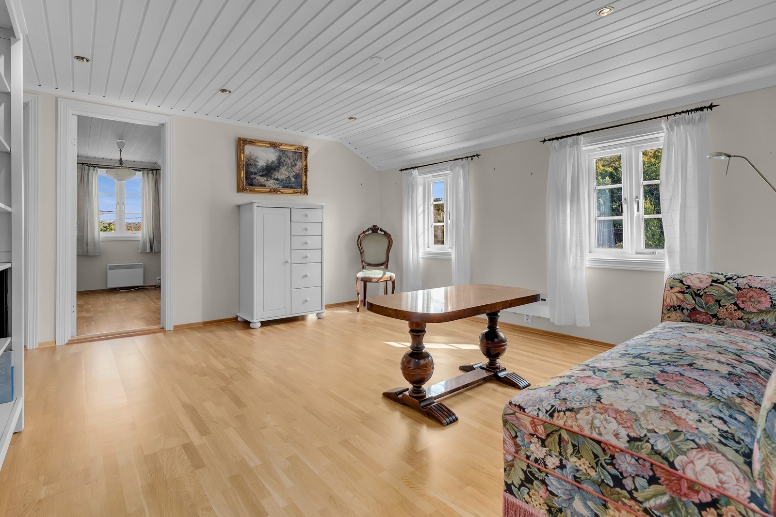 Det er montert spotter i taket for praktisk belysning. Galleribilde