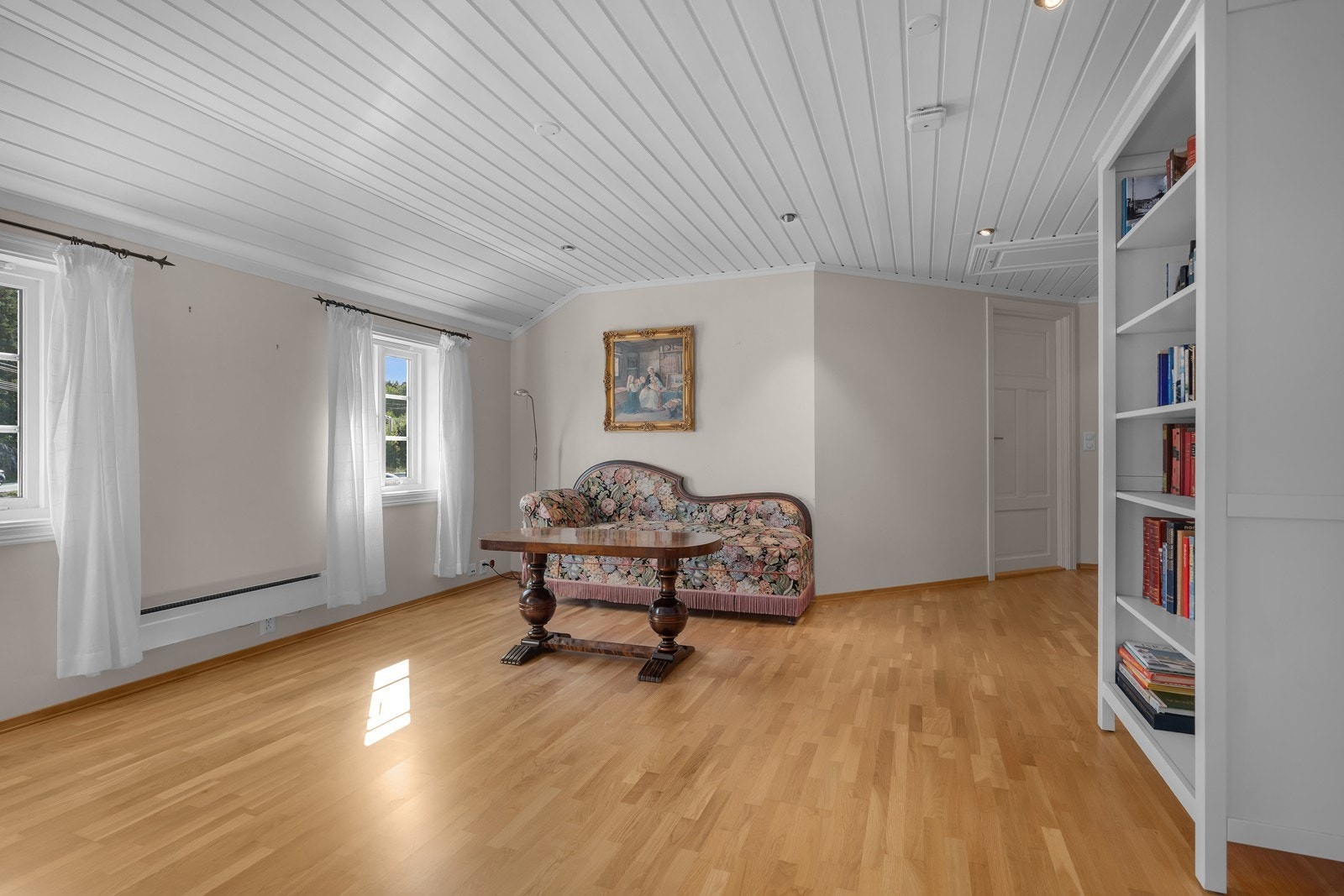 I loftstuen er det god plass til sofa og andre møbler. Galleribilde