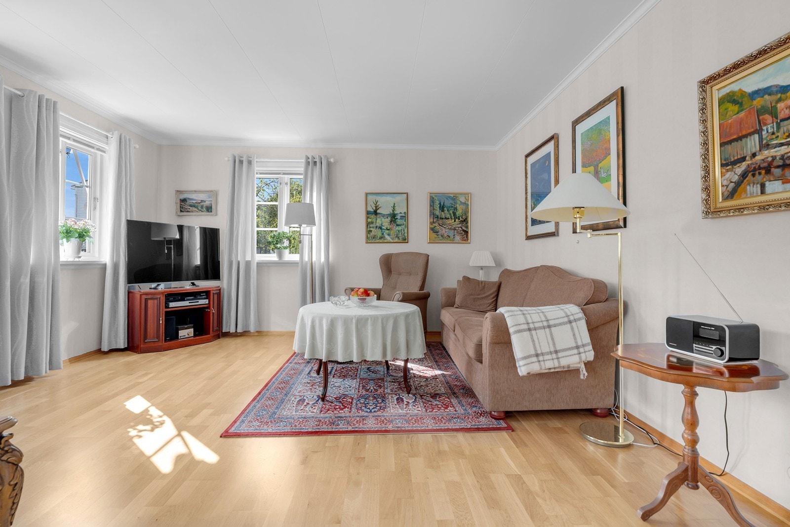 I stuen er det god plass til sofa og sittegrupper. Galleribilde