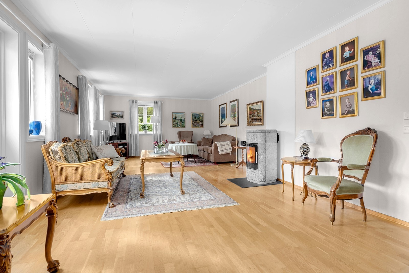 I stuen finner du en ved ovn som bidrar til ekstra varme og hygge. Galleribilde
