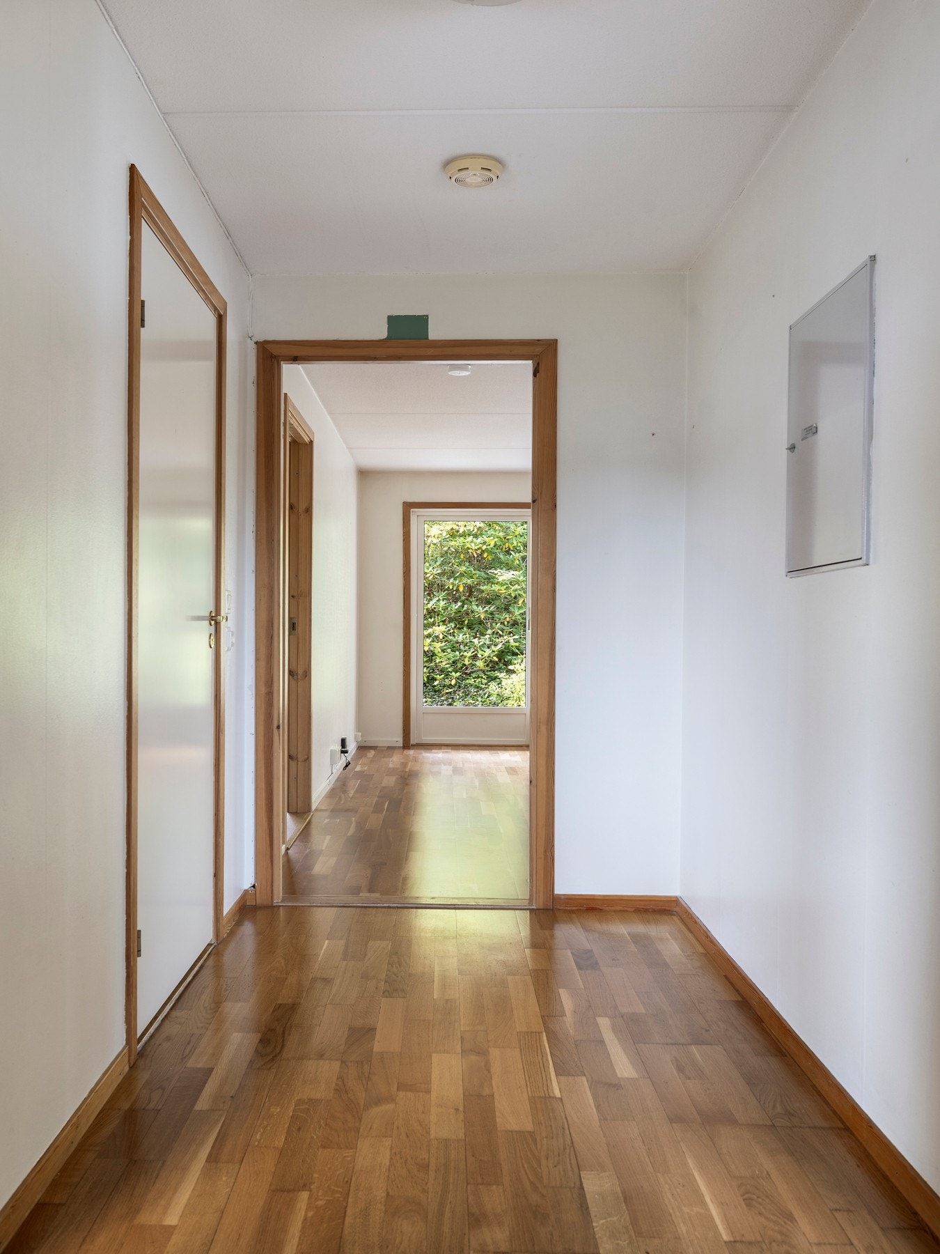 Veggene er malt i lyse farger, og gulvet er lagt med trestavs parkett. Galleribilde