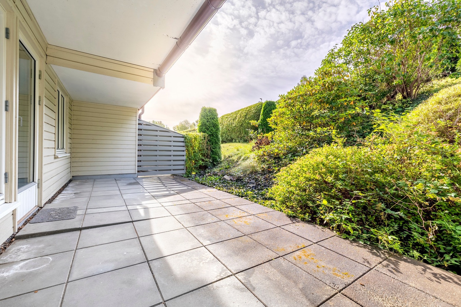 Fra stuen er det utgang til en romslig uteplass på ca. 22 kvm. Galleribilde