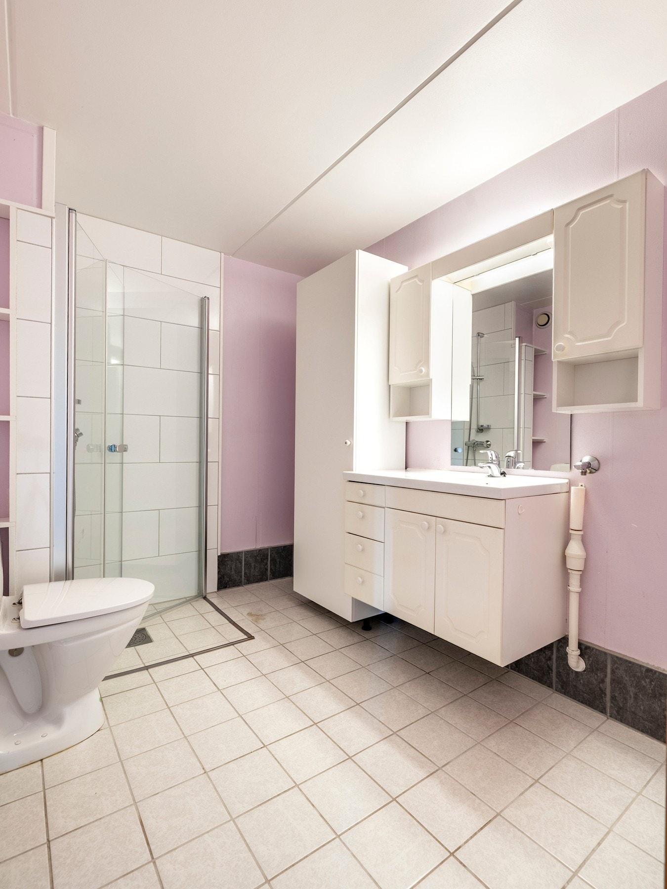 Badet har flislagt gulv med varmekabler, samt vegger med malt tapet og fliser i dusjhjørne. Galleribilde