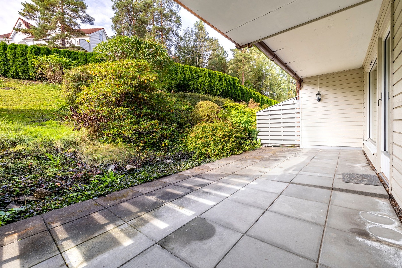 Leiligheten byr på en praktisk planløsning og et stort uteområde på ca. 22 kvm, hvor du kan nyte solen store deler av dagen. Galleribilde