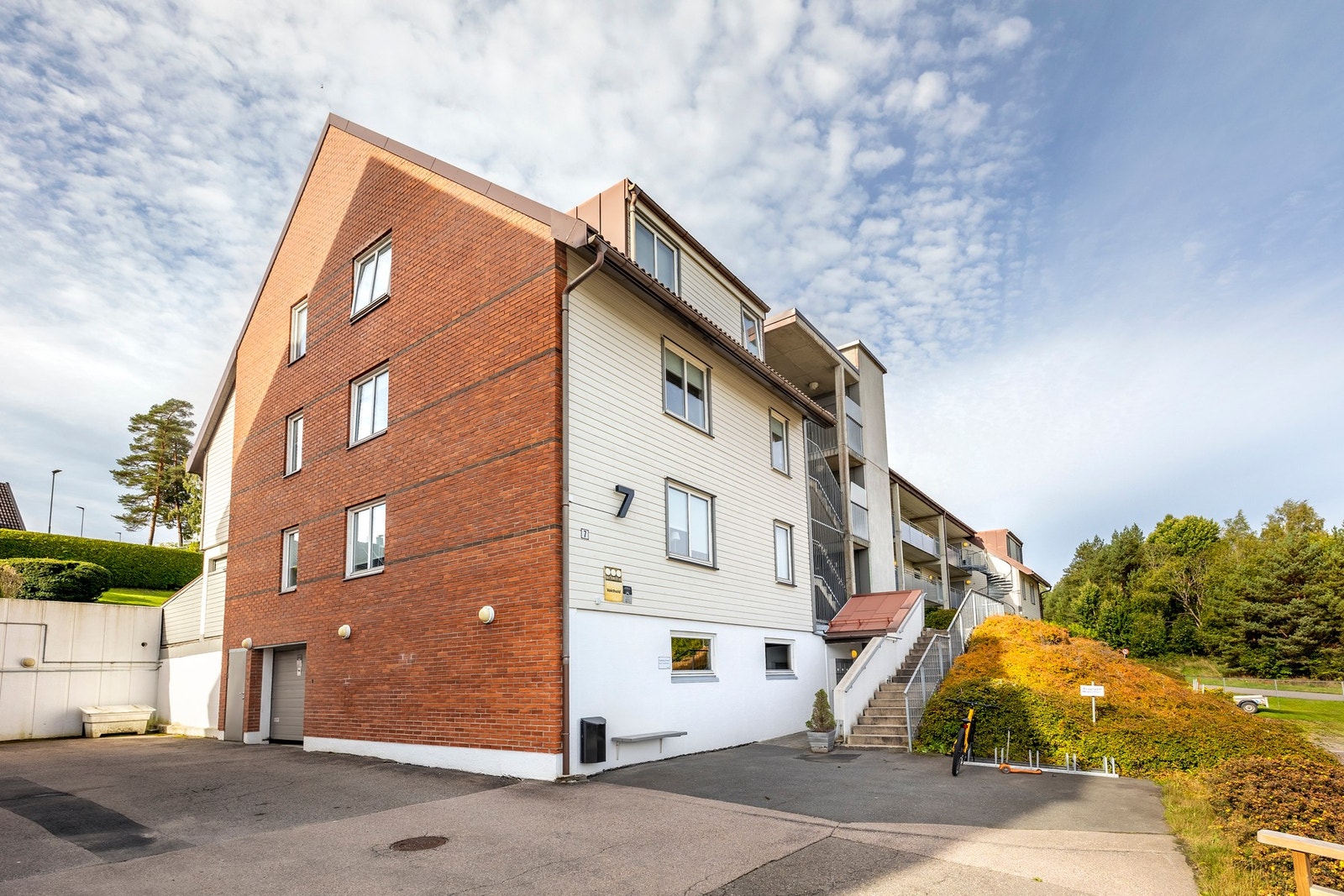 Det er kort vei til en rekke servicetilbud som skoler, barnehager, butikker og kollektivtransport. Galleribilde