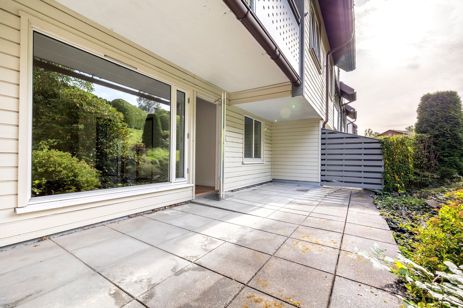 Her kan du nyte solen og den friske luften, enten du vil slappe av med en kopp kaffe eller samle venner til hyggelige stunder. Galleribilde