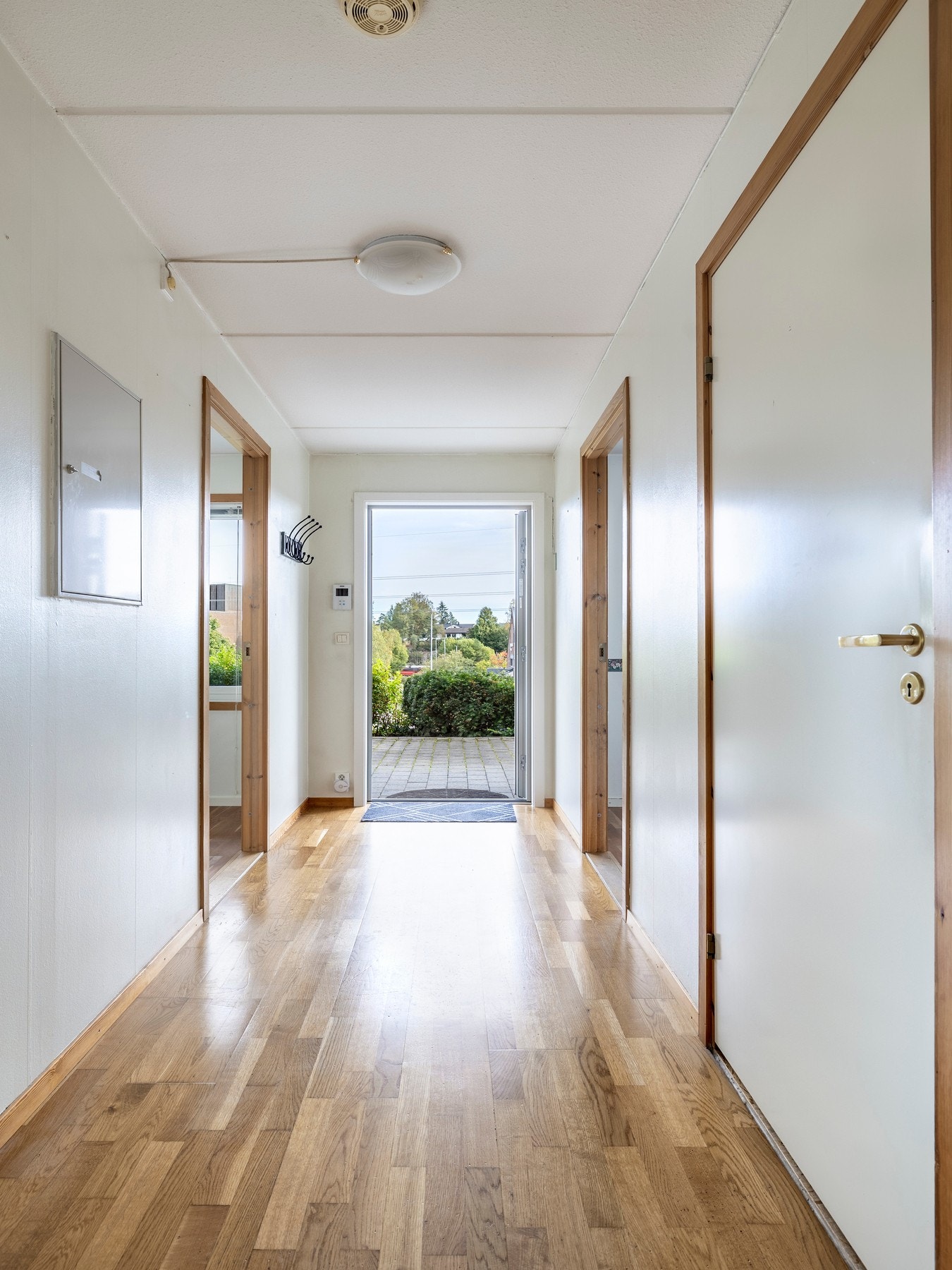 Entréen har god plass og kan enkelt innredes med garderobeløsninger som gir praktisk oppbevaring av yttertøy, sko og utstyr. Galleribilde