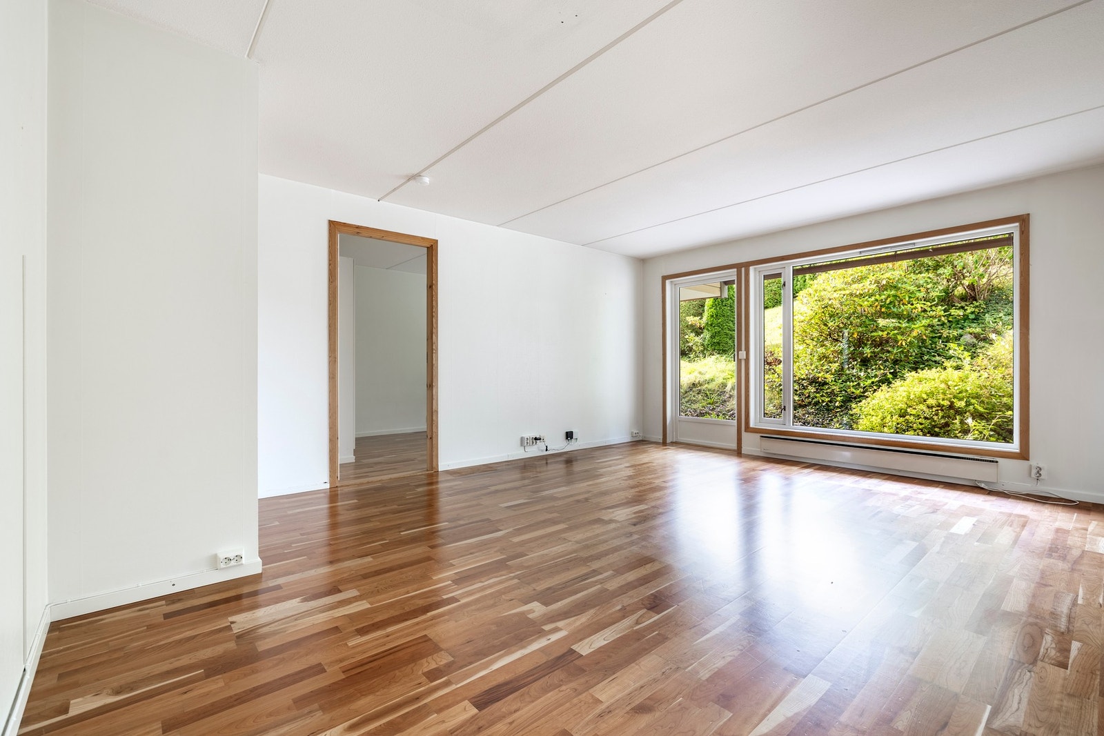 Store vindusflater slipper inn rikelig med naturlig lys, og fra stuen er det utgang til en uteplass. Galleribilde