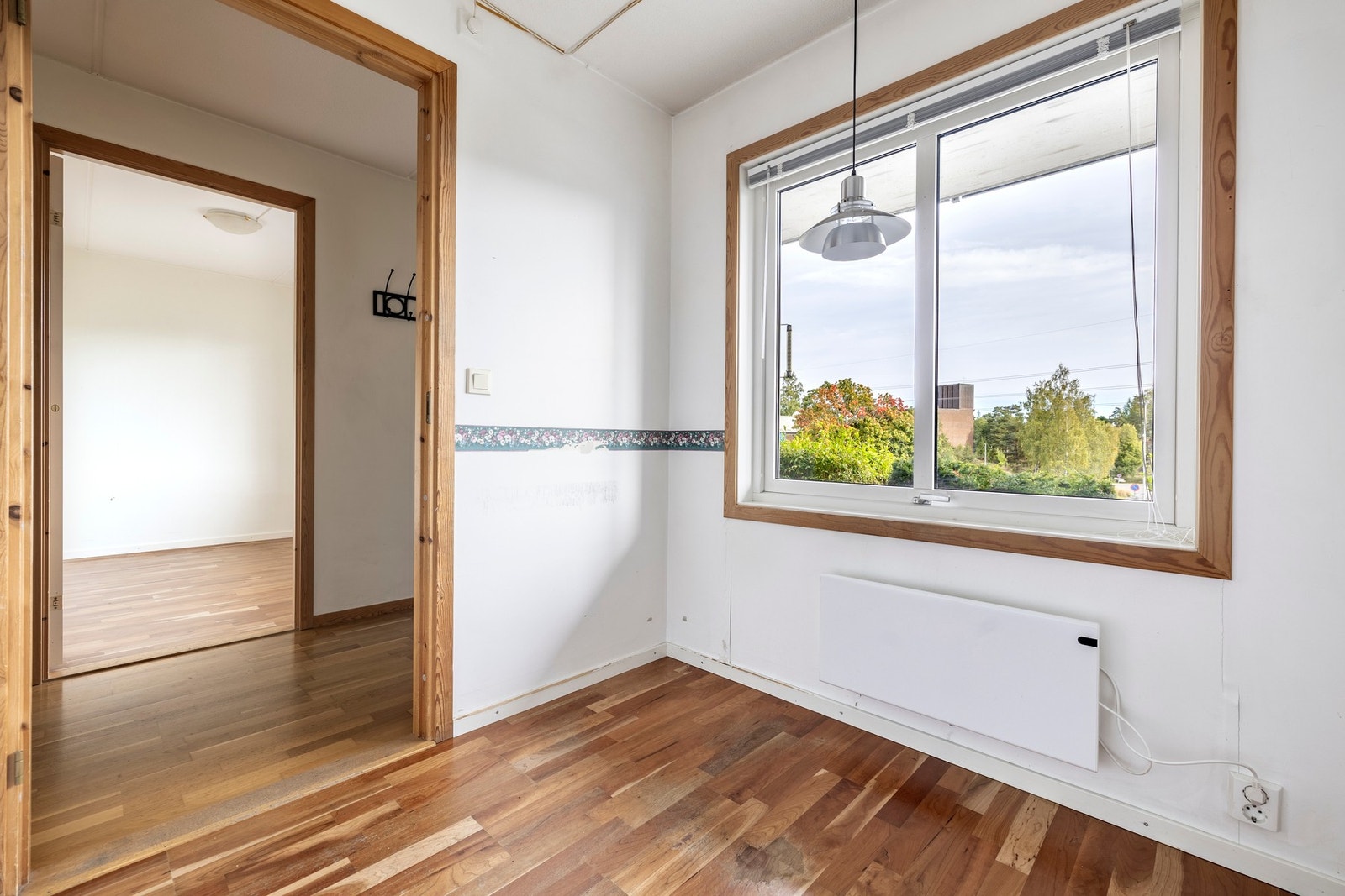 Kjøkkenet ligger adskilt fra stuen og har plass til et spisebord. Galleribilde