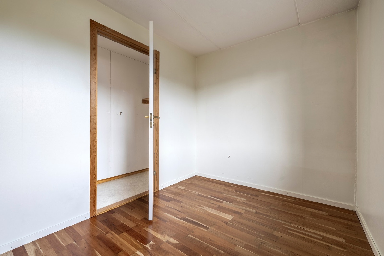 Det andre soverommet har adkomst til et garderoberom, Galleribilde