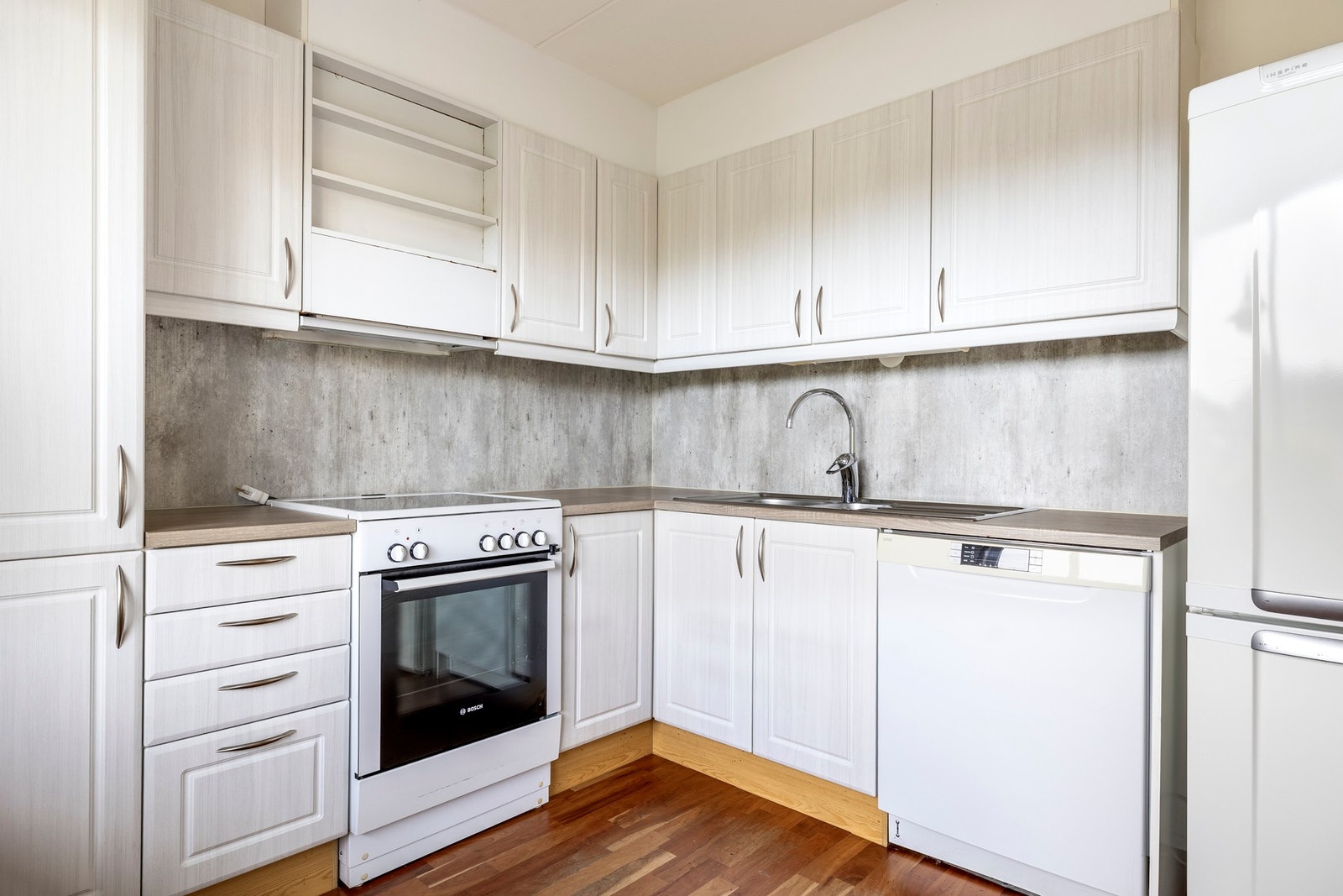 Kjøkkenet har avsatt plass for hvitevarer som komfyr, oppvaskmaskin og kjøleskap. Galleribilde