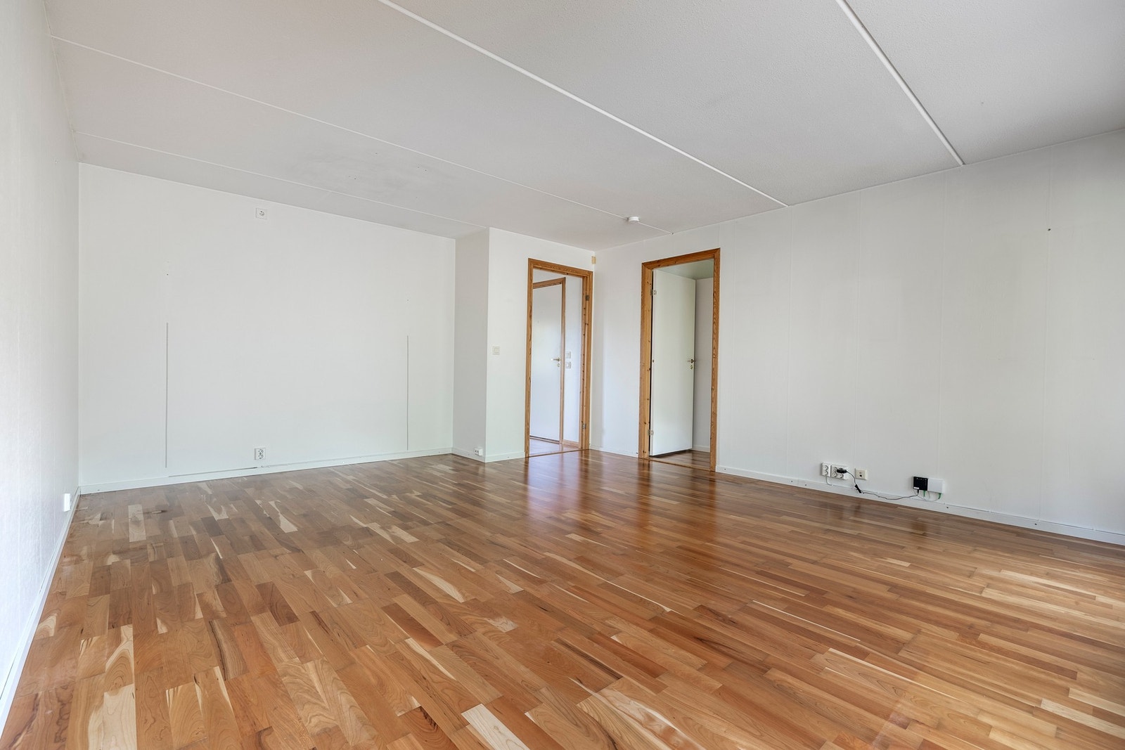 Det er gode møbleringsmuligheter med plass til både sofagruppe, TV-anlegg og spisebord. Galleribilde