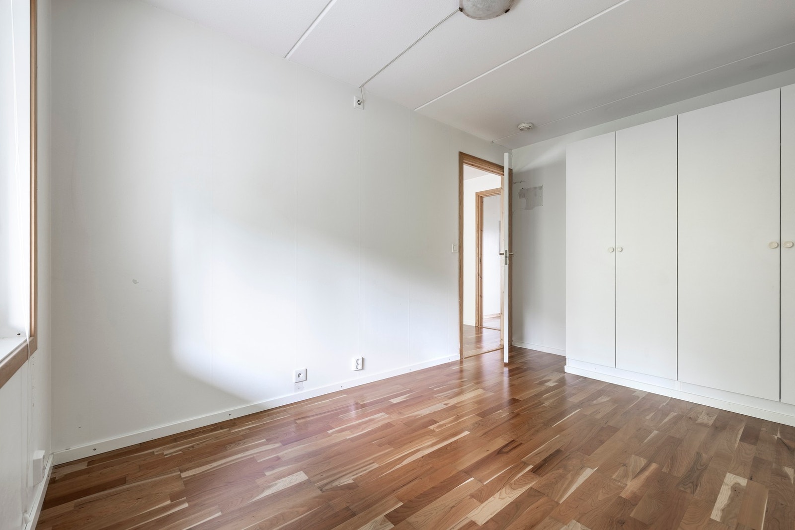 Hovedsoverommet er innredet med et et garderobeskap. Galleribilde