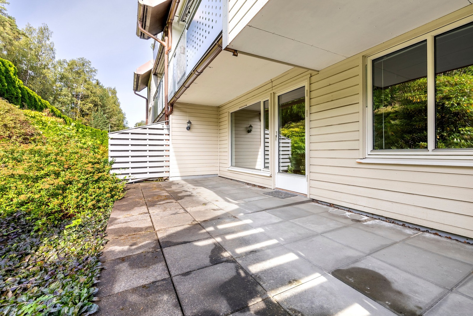 Uteplassen har rikelig med plass til utemøbler og byr på muligheter for både avslapning og sosiale sammenkomster. Galleribilde