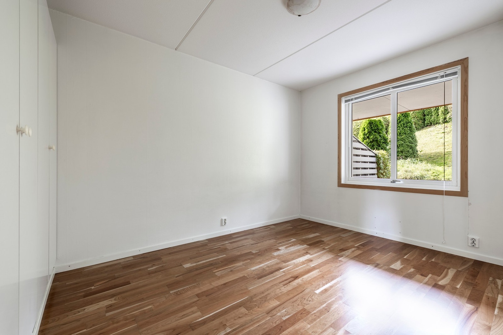 Leiligheten har to soverom med lysmalte vegger og trestavs parkett. Galleribilde