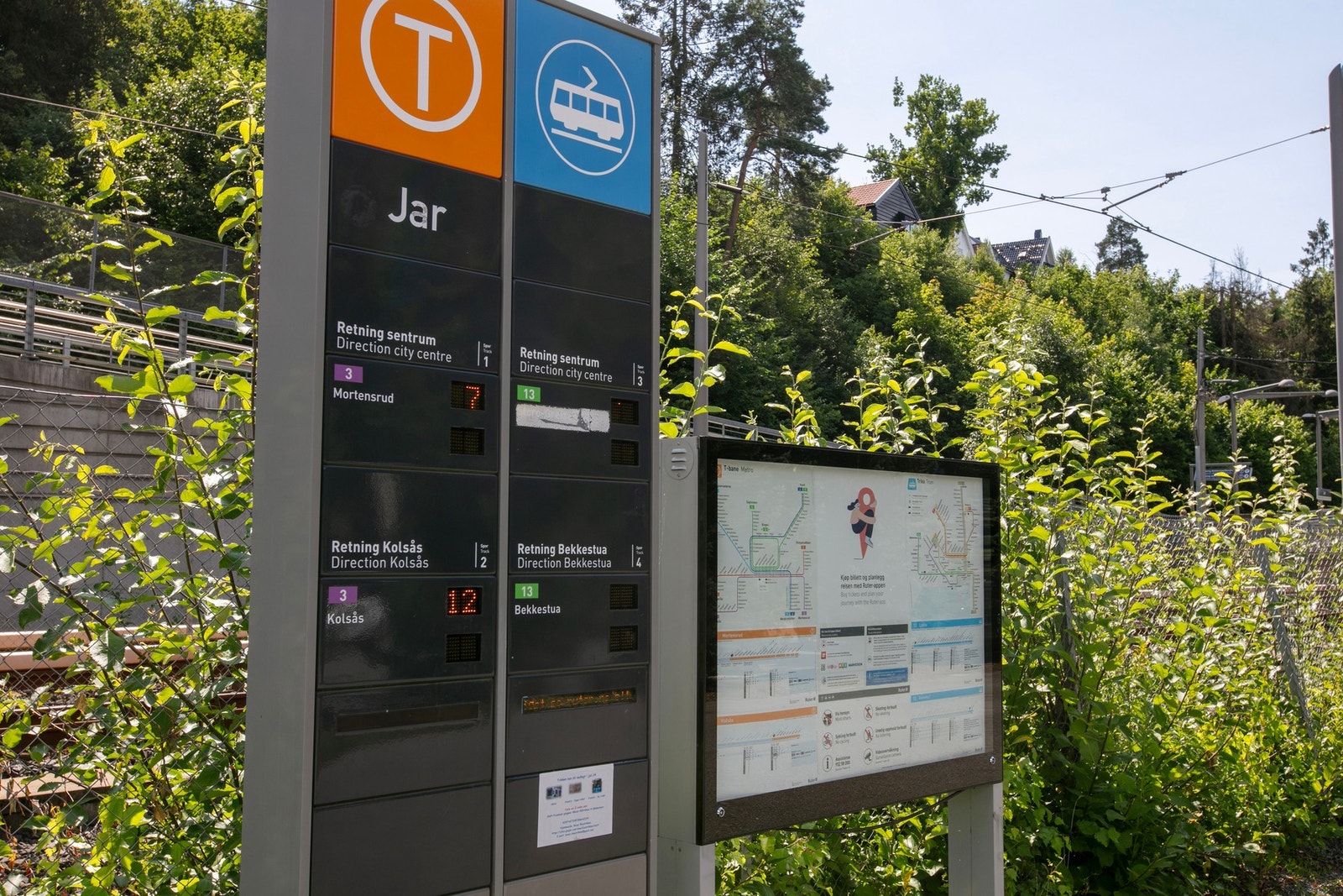 Ved Jarhuset går t-banen med hyppige avganger til Oslo/Kolsås Galleribilde
