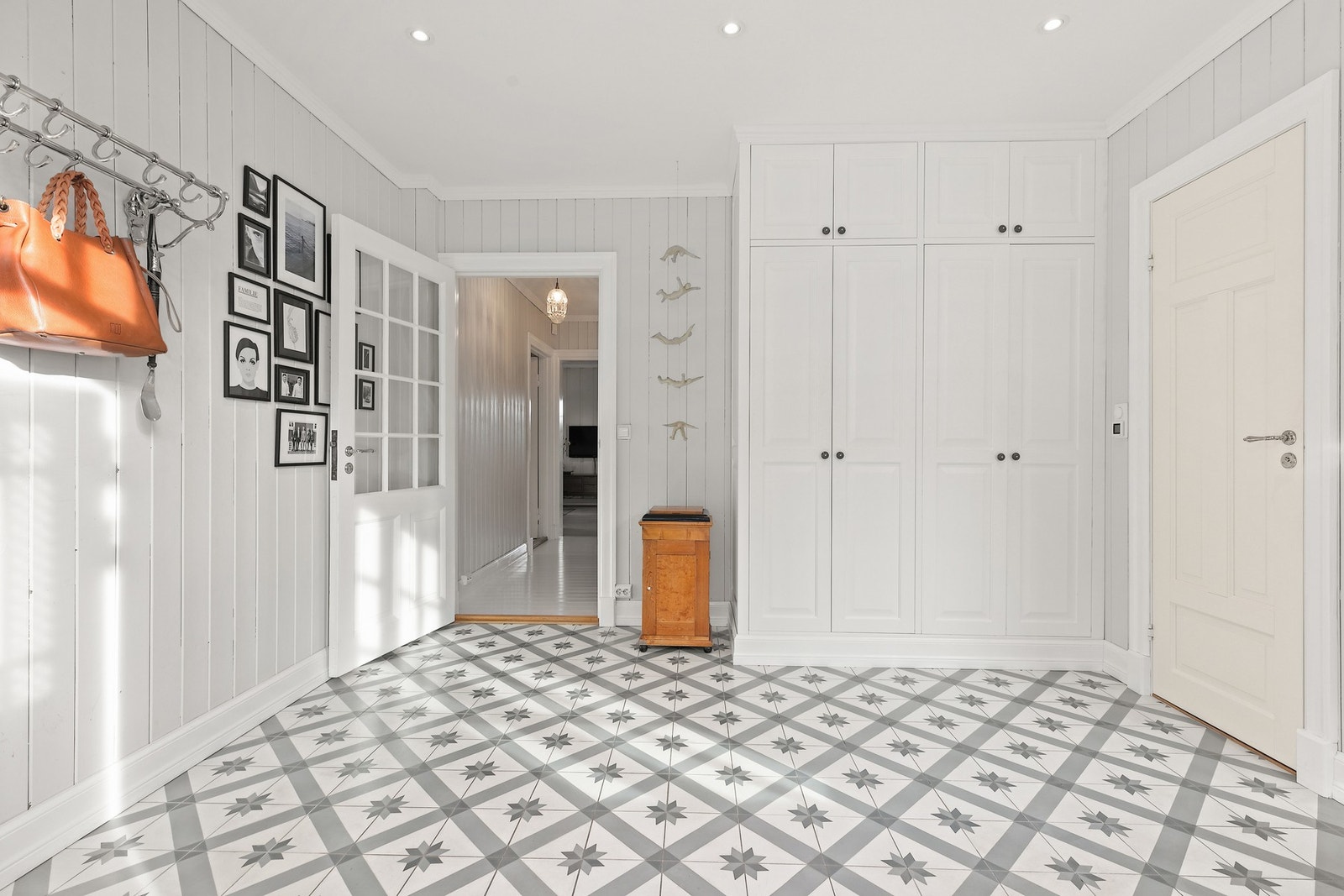 Plassbygget garderobe fra Brubakken Galleribilde