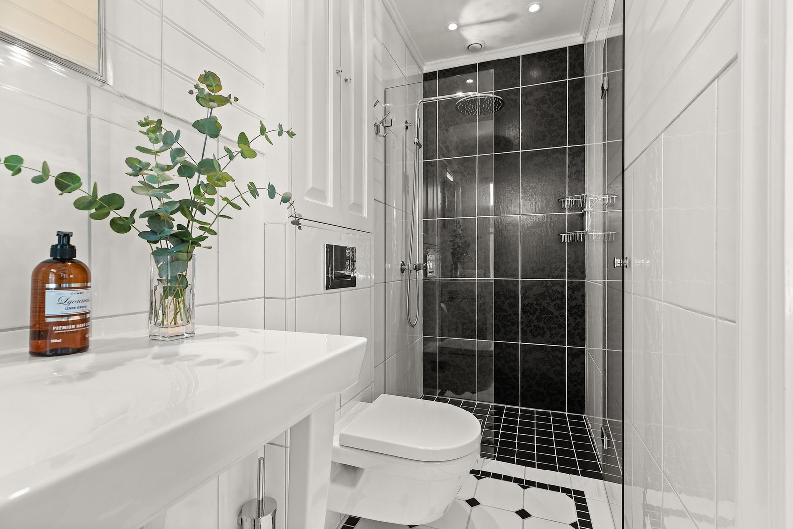 En suite bad tilhørende hovedsoverommet Galleribilde