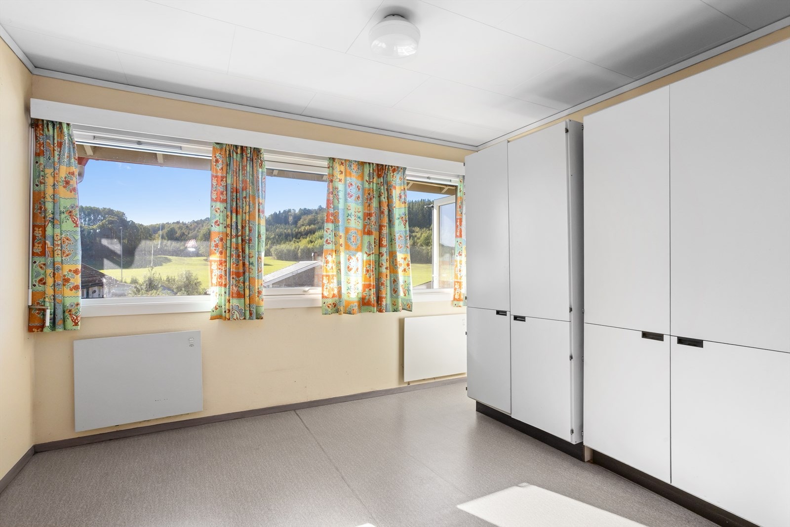 Det er rikelig med skapplass på soverommet. Galleribilde