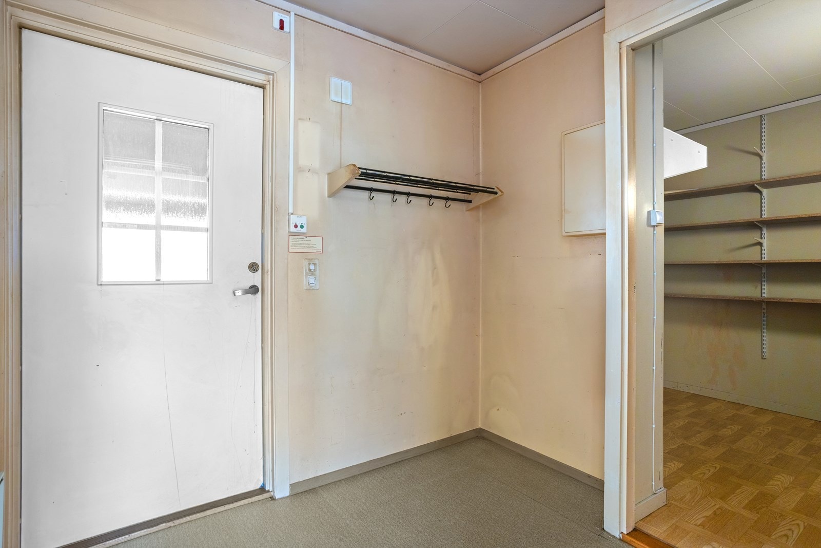 Det er god plass til å henge fra seg jakker og sette fra seg sko i gangen. Galleribilde