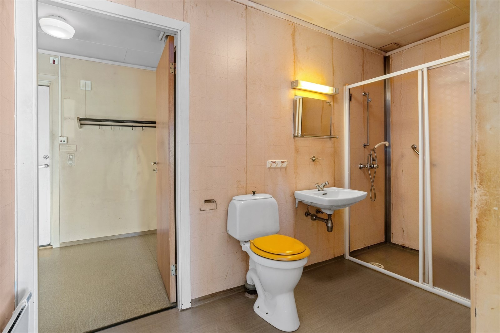 Det er direkte adgang til badet fra både soverommet og entreen. Galleribilde