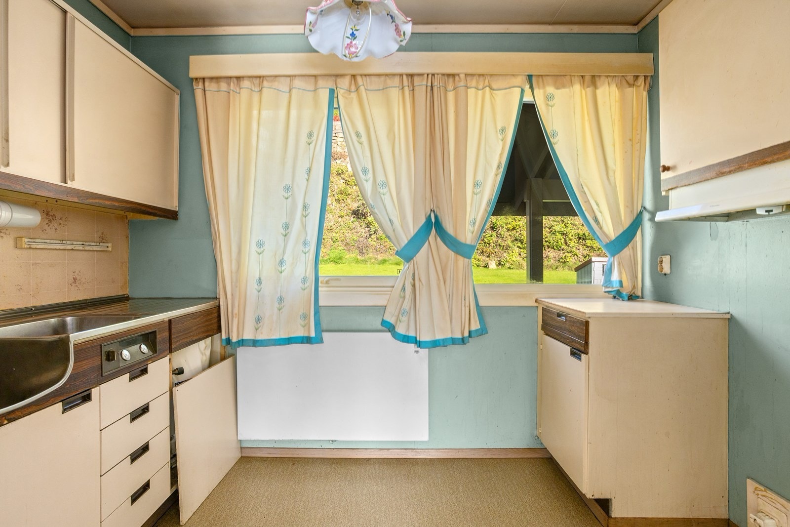 På kjøkkenet får du naturlig lysinnslipp gjennom det store vinduet. Galleribilde