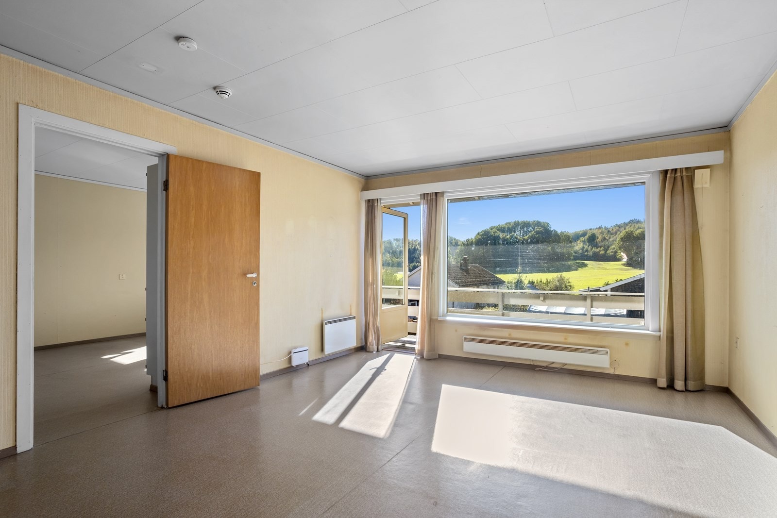 Direkte utgang til balkongen fra stuen. Galleribilde