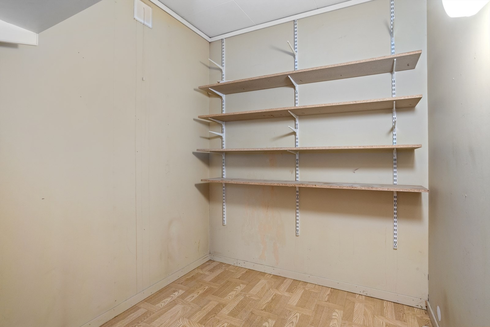 Tilhørende bod sørger for at du har god plass til å lagre det man skulle trenge. Galleribilde