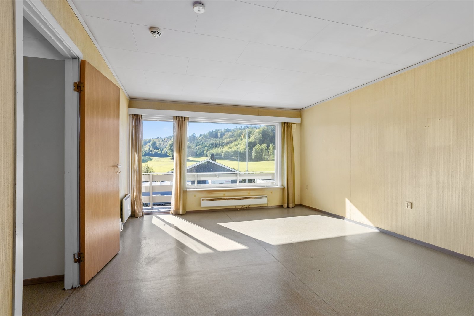 Det store vinduet i stuen sørger for rikelig med lysinnslipp. Galleribilde