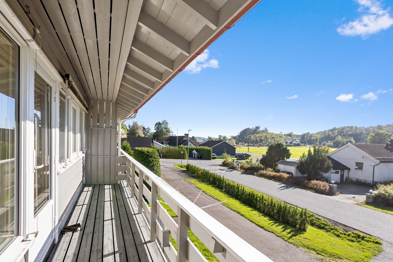 Solrik balkong med mulighet for en liten sittegruppe. Galleribilde