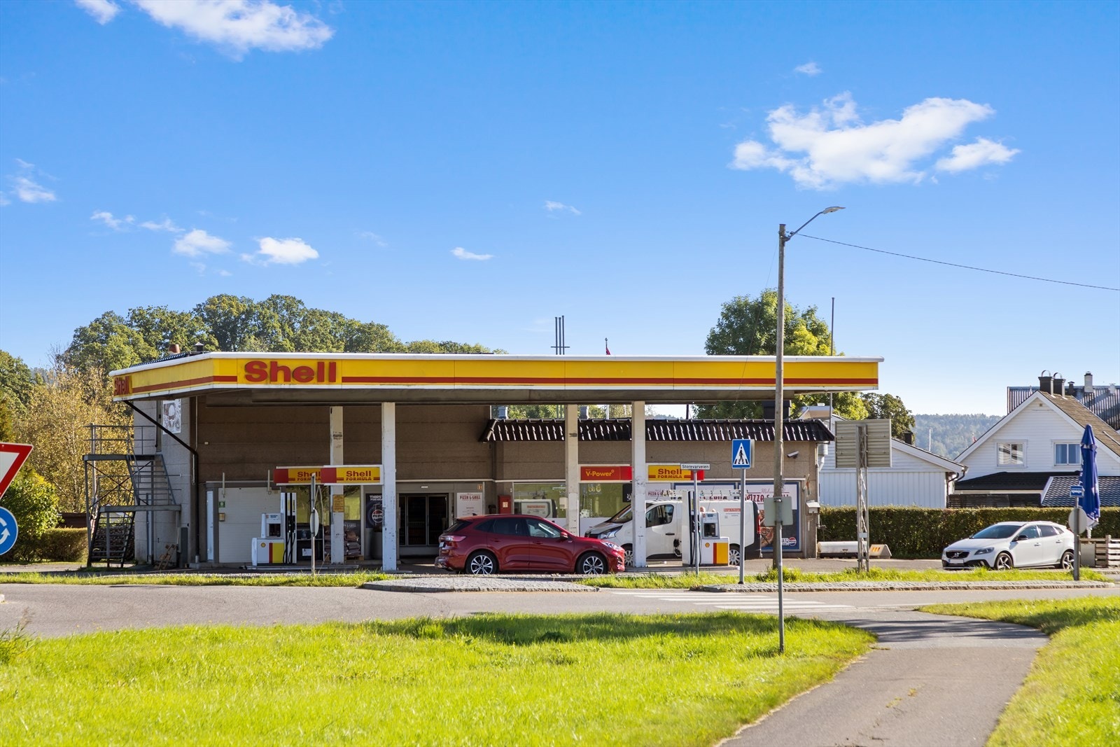 Det er kort vei til dagligvarebutikk, bensinstasjon, togstasjon og Stokke senteret. Galleribilde