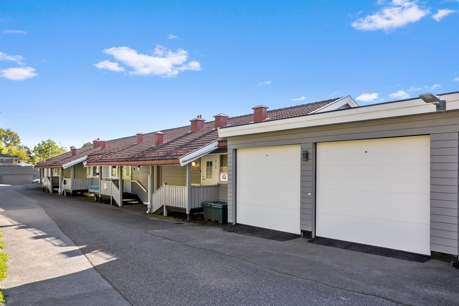 Det er garasje som medfølger andelen. Garasjekostnad betales gjennom felleskostnadene. Galleribilde