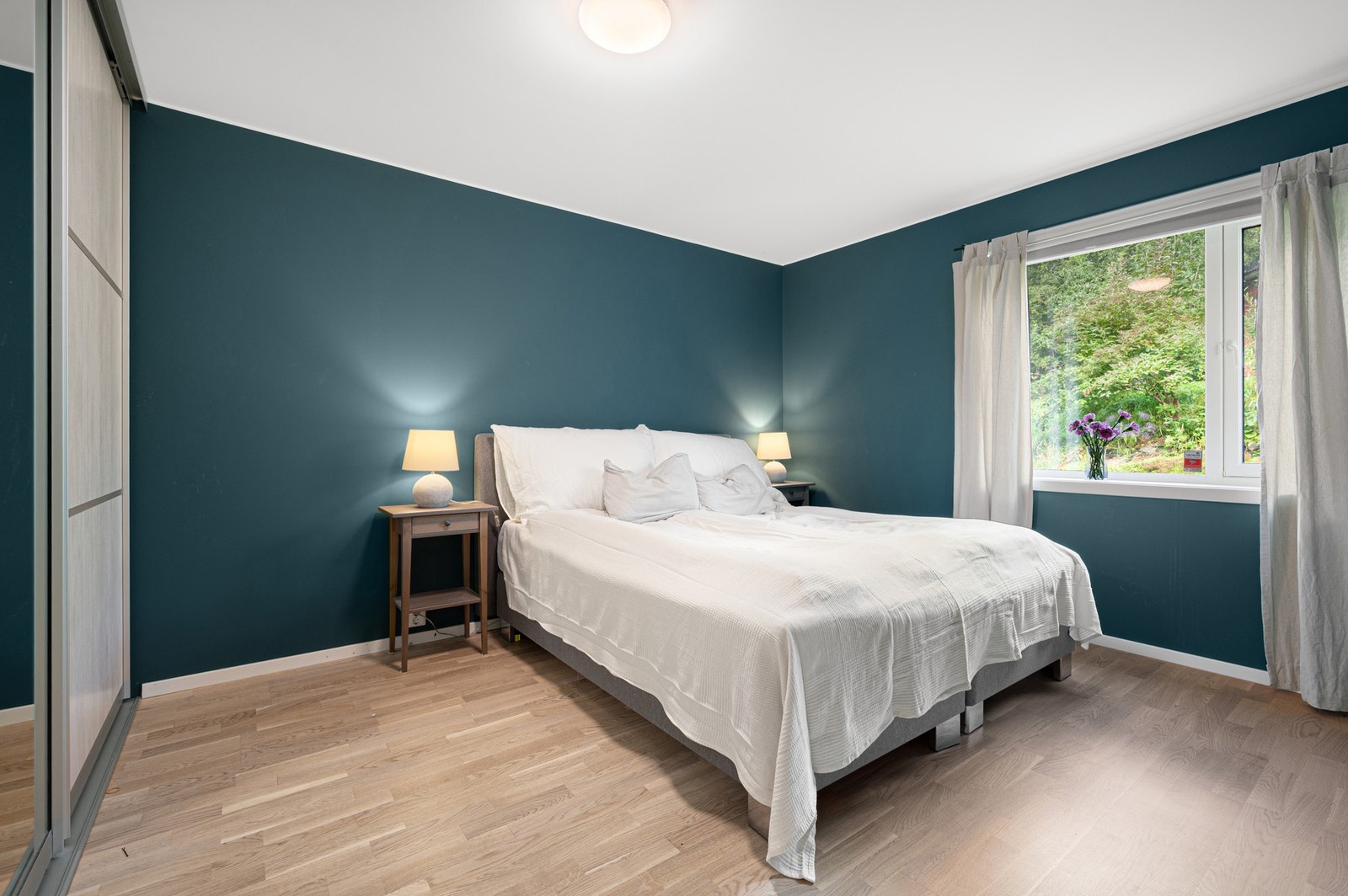 Stor skyvedørsgarderobe med god lagringskapasitet på soverommet. Galleribilde