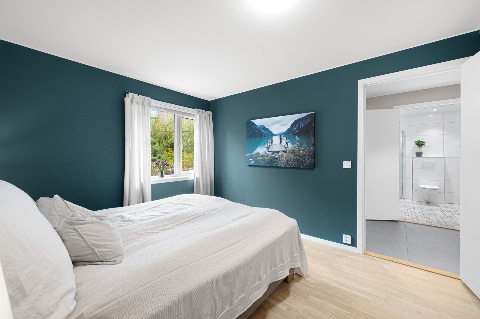 Praktisk med tilgang til bad rett over gangen. Galleribilde