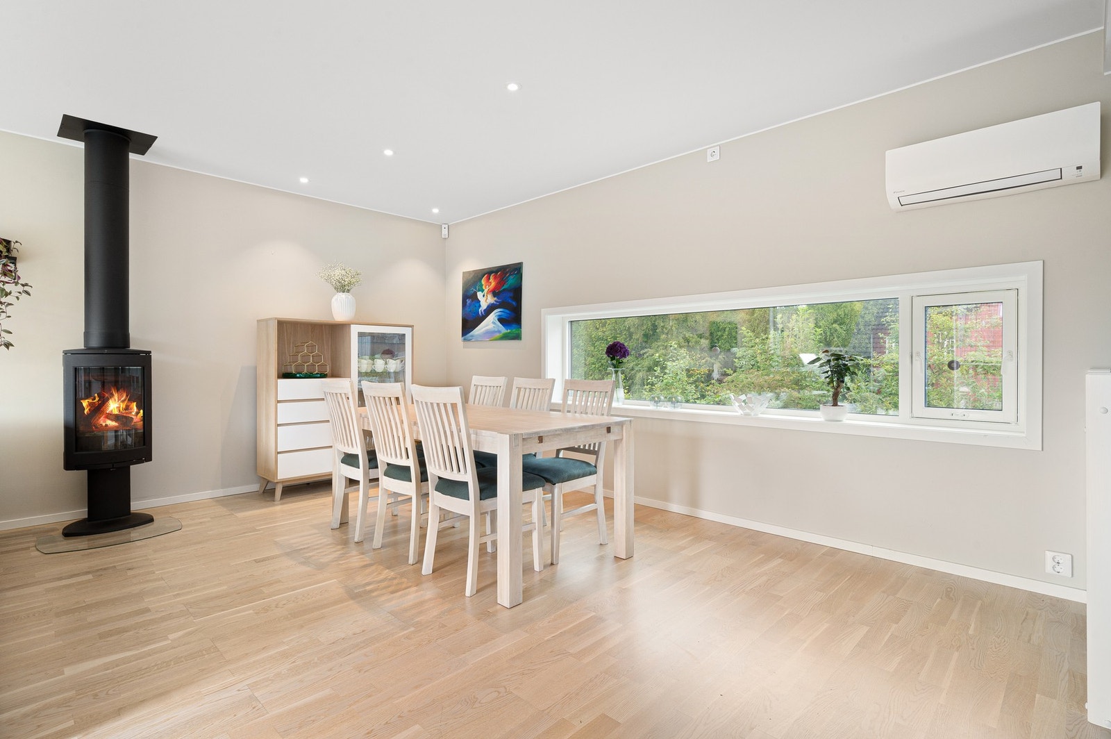 Romslig spisestue med god plass til hele familien. Galleribilde