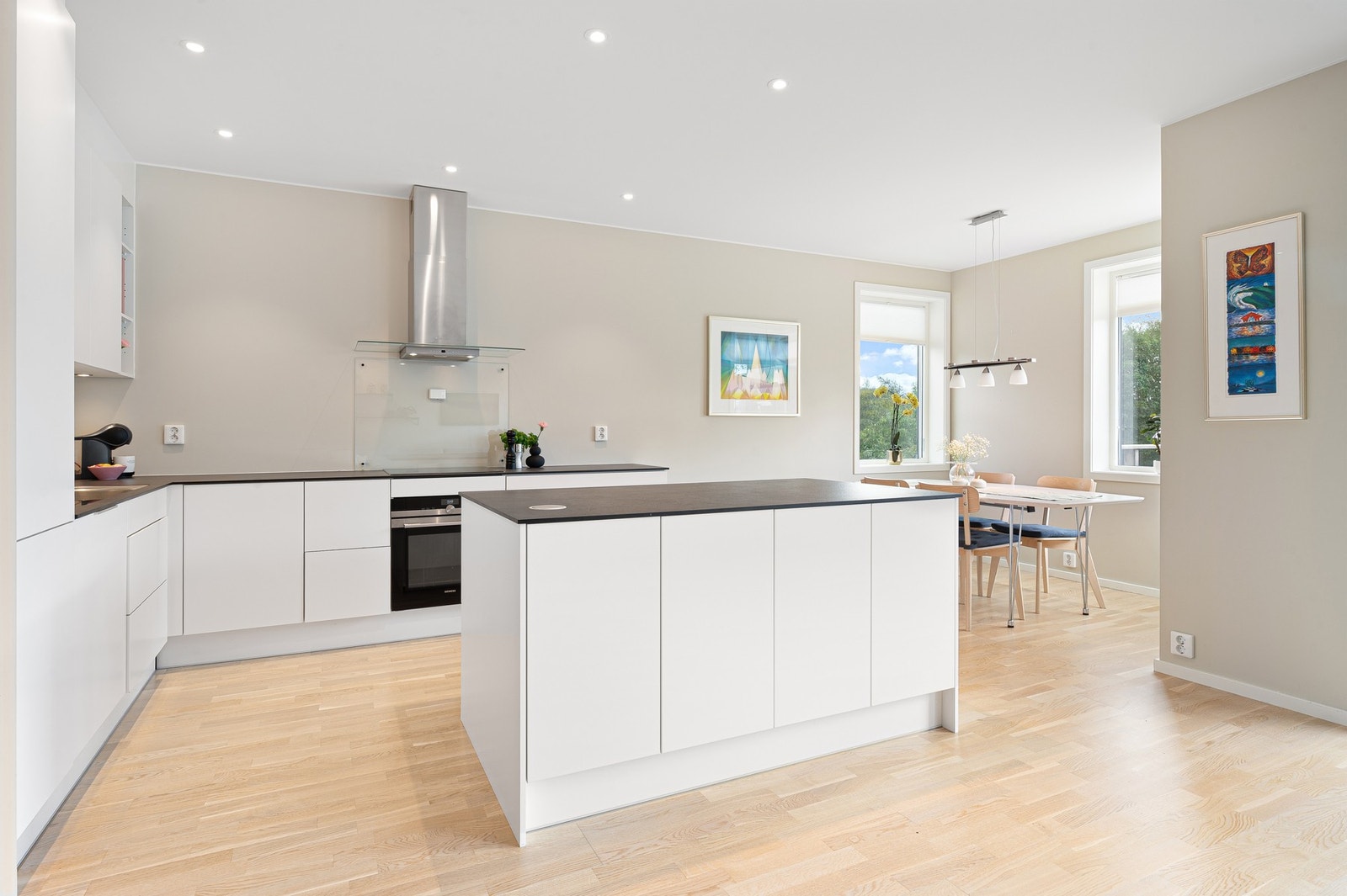 Stilrent og moderne kjøkken med god skap- og benkeplass. Galleribilde