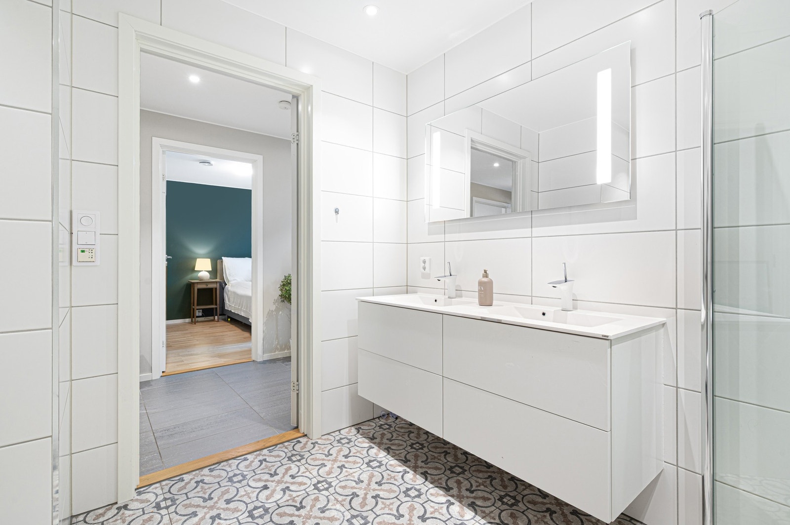 Praktisk planløsning med dobbel servant som gir rikelig med oppbevaringsplass. Galleribilde