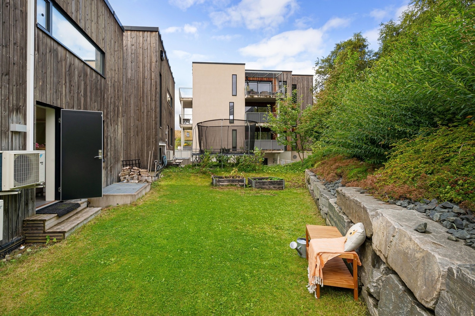 Gode muligheter for både rekreasjon og hobbydyrking. Robotklipper deles med nabo. Galleribilde