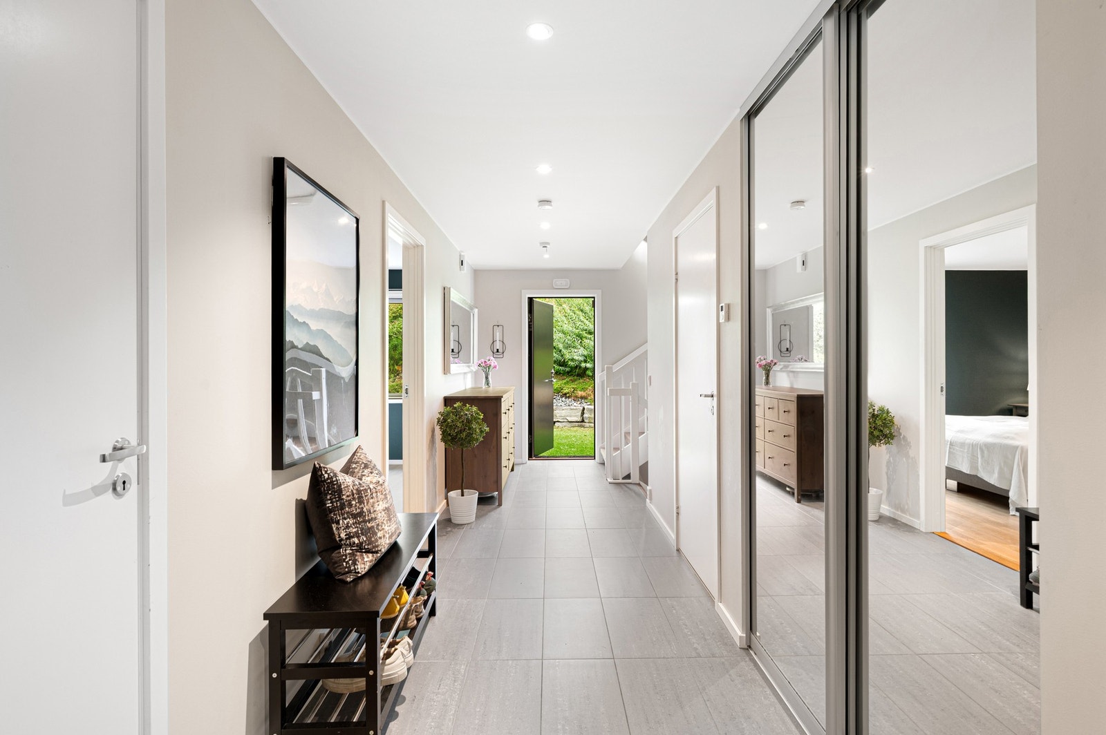 Stor flislagt gang med gjennomgang rett til hagen. Galleribilde