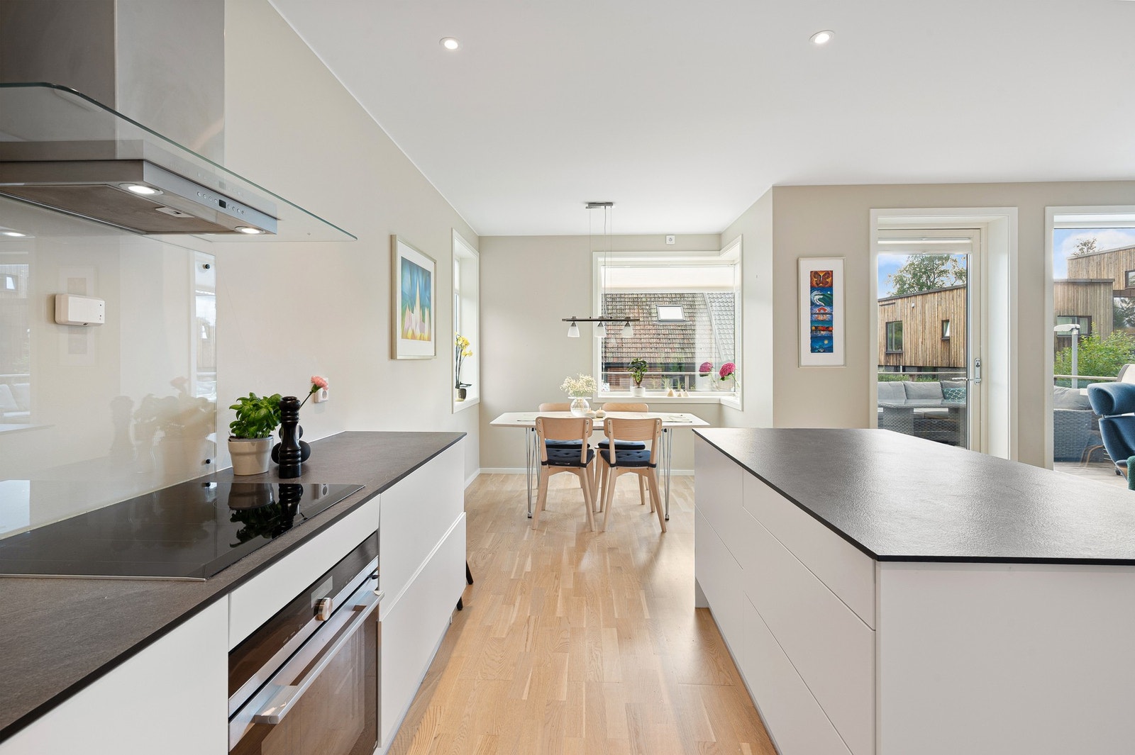 Her får du integrerte hvitevarer og en praktisk kjøkkenøy som gir ekstra arbeidsflate. Galleribilde