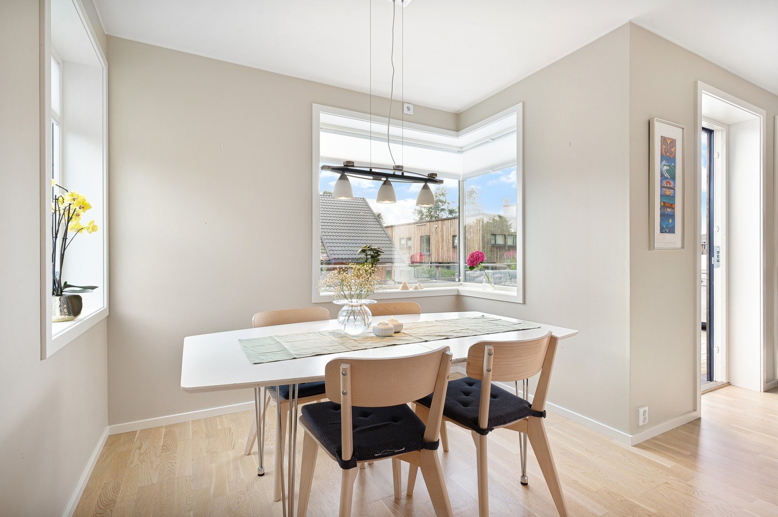 Trivelig spisehjørne med store vindusflater som slipper inn rikelig dagslys. En fin plass for både frokost og middag. Galleribilde